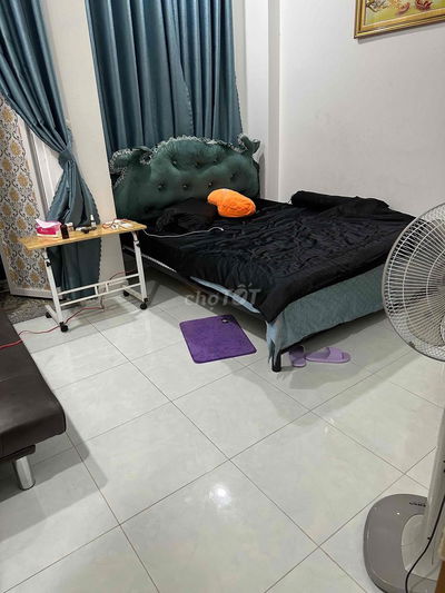 Phòng lớn có ban công ngay chợ đường nguyễn thanh tuyền.