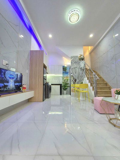 Chốt ngay!! Nhà nhỏ xinh hẽm xe tải Hoà Bình tặng full nội thất