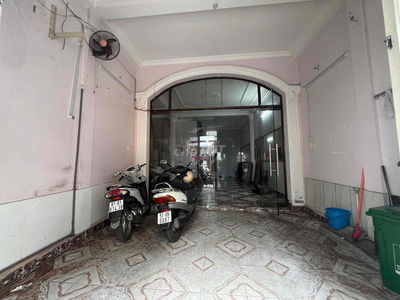 Mặt Bằng Cho Thuê ( Có Sân Đậu Xe )