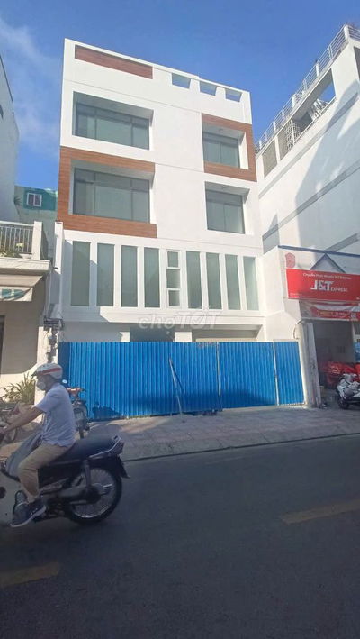 NGUYÊN CĂN MỚI 8M X 20M TRỆT 3 LẦU THANG MÁY