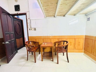 Cần Cho Thuê Phòng Gác Rộng, Sát CVPM Quang Trung giá 2tr8