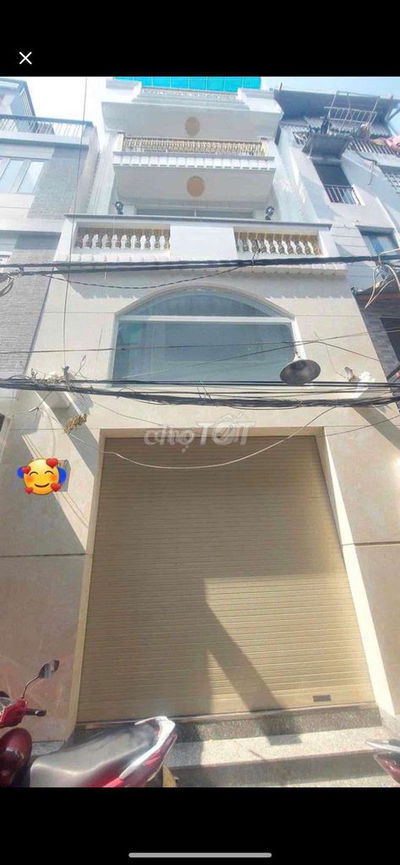 Nhà Nguyên căn to đẹp cho thuê tại Quận 4, ngay cạnh trung tâm Q1.