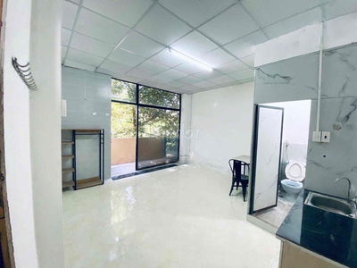 Có sẳn căn Banconl - Cửa sổ lớn ngay Đại Học UMT