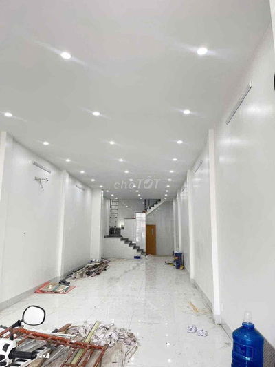 Cho thuê nhà mặt tiền rộng hơn 100m2 1 trệt 3 lầu ở đường CMT8