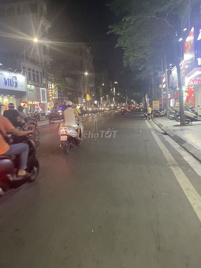 Bán nhà mặt phố Tôn Đức thắng . 43m2. Lô góc . Giá 31.8 ty