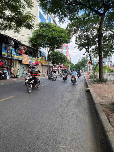 Mặt đường Nguyễn Khang . Nhà 7T x Dt 82m x Mt 5.2m.Vỉa Hè, Oto Tránh,