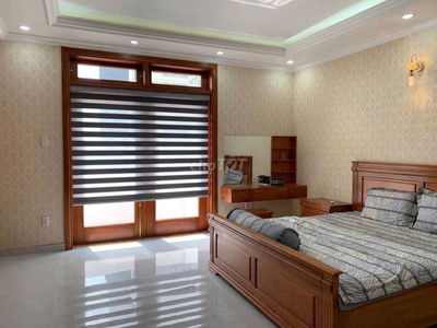 Nhà 3 lầu có thang máy khu phân lô Hoàng Quốc Việt, dt 5 x 13m