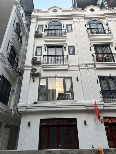 Nhà đẹp 5 tầng sát tường trường Học Viện Tài Chính