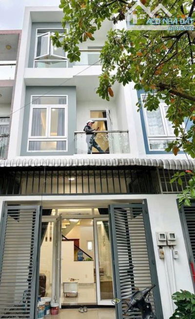 Ngộp bank bán nhà Q8, cho thuê 16 triệu. Giá 2,4 tỷ DT 60m2. Cao Lỗ, phường 4, Quận 8