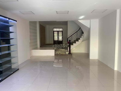 nhà phố 3 lầu mặt tiền ngay Nguyễn Thị Thập. DTSD 400m2 giá 38tr/th.