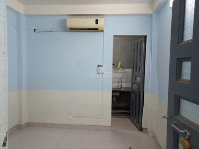 Phòng như hình ngay chợ Bà Chiểu có máy lạnh, bếp,WC riêng trong phòng