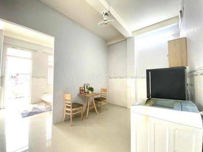CĂN HỘ 1PN+ BAN CÔNG , THANG MÁY GẦN CHỢ TÂN ĐỊNH, CV LÊ VĂN TÁM