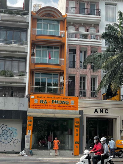 Cho thuê mặt bằng đường Trần Quốc Hoàn ngang 4,5* 18m