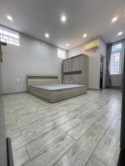 Phòng đầy đủ nội thất cao cấp, gần Gigamall có cửa sổ