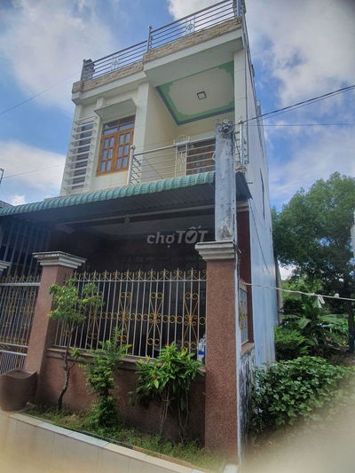 Nhà 1 trệt, 1 lầu. 1 sân thượng 5x18.8