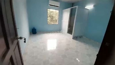 Phòng cho thuê, có máy lạnh, cửa sổ
