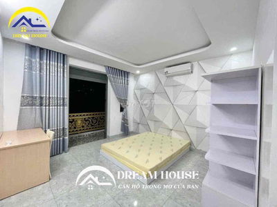 ban công mới xây nằm trong khu biệt thự cực an ninh kế ở Tên Lửa