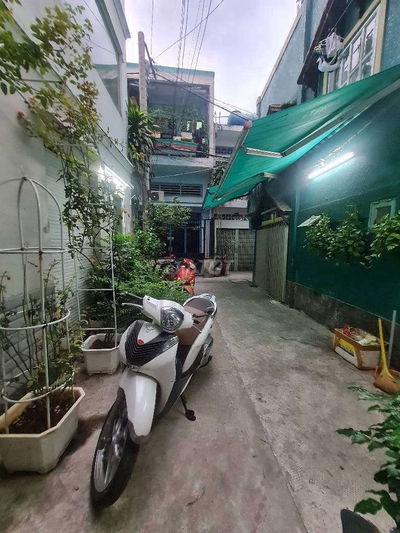 NHÀ ĐẸP GIÁ RẺ - CMT8 Q3 - 70 M 2 - NGANG 11