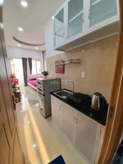 Phòng cho thuê giá rẻ ban công gần ĐH Kinh tế TPHCM full nội thất