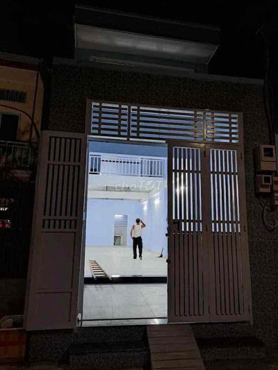 Nhà mới xây xong cho thuê thích hợp làm may mặc gia đình ở
