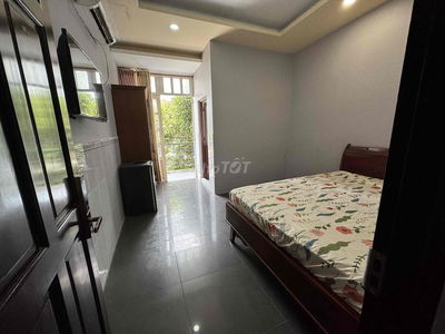 Phòng Ban Công Thoáng Khu Tên Lửa