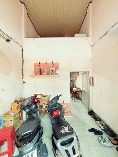 Nhà nằm sát vòng xoay Lê Đại Hành - cách hẻm ô tô 10m - 38m2 -  2 phòn