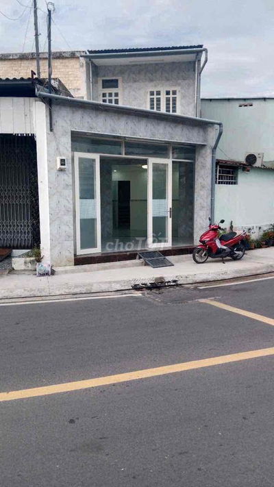 Cho thuê nhà mặt tiền nguyên căn gần chợ Hóc Môn
