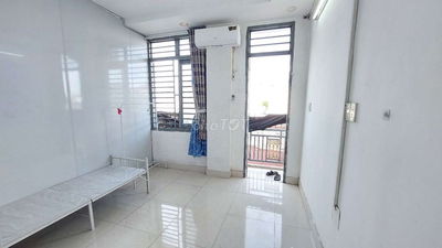 Phòng ban công + Máy Lạnh giá 2.2tr , 1 xẹt Lê Văn Khương, Hiệp Thành