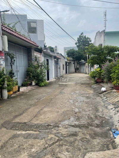 Đất trống full thổ cư. Hẻm 8 mét xe hơi quay đầu