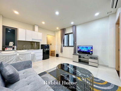 Cho thuê 1PN rộng 50m2 có ban công + máy giặt riêng tone trắng sáng Q1