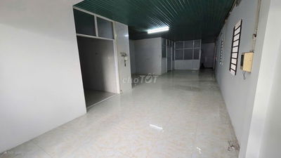 Cho thuê kho xưởng 300m2 hẻm xe tải gần ngã tư Trung Chánh, Hóc Môn
