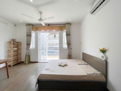 Ban công 40m Thang máy Tách bếp.Full nội thất gần SÂN BAY TSN