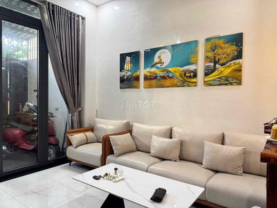 Kẹt tiền Bán Nhà 1 trệt 2 lầu ngay Vinhomes Q9, giá đầu tư