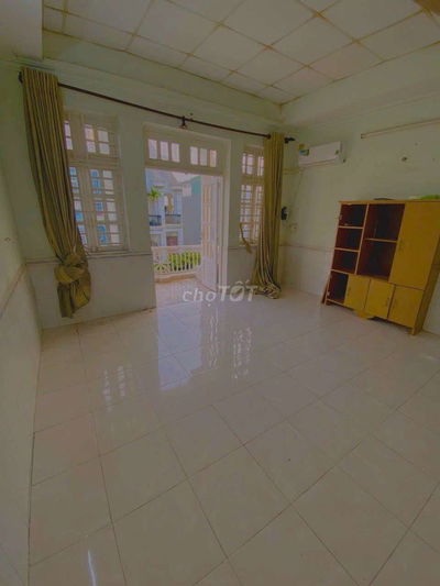 Phòng ban công máy lạnh gần chợ căn cứ