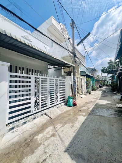 Nhà đẹp sân rộng tổ 12-20 thoáng mát có sân bên hông có sẵn máy lạnh