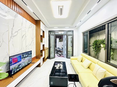 Bán Gấp! Nguyễn Chí Thanh, Sát Phố, 35m ô tô, lô góc, full nội thất