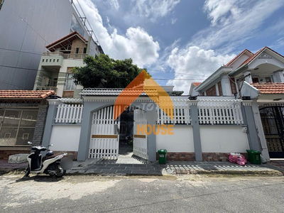 VILLA SÂN RỘNG Q2 NGAY CHÂN CẦU SG 4PN GIÁ SIÊU RẺ ĐANG TRỐNG SẴN