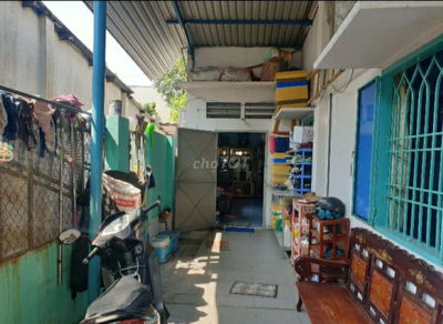Nhà c4 lô góc diện tích lớn giá hơn 4 tỏi xíu