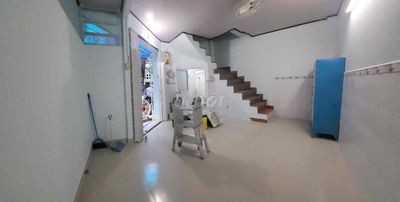 Nhà sau căn mặt tiền Sư Vạn Hạnh gần Vạn Hạnh Mall, dt 5x5m, T2lầu