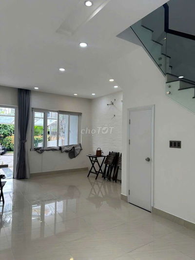 Bán nhà Mega Village Khang Điền, DT 75m2, 3 tầng, 3 PN, nội thất mới