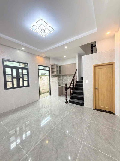 hơn 3T xíu- không lộ giới- không quy hoạch- 3 tầng - 2 pn - đg HT06- g