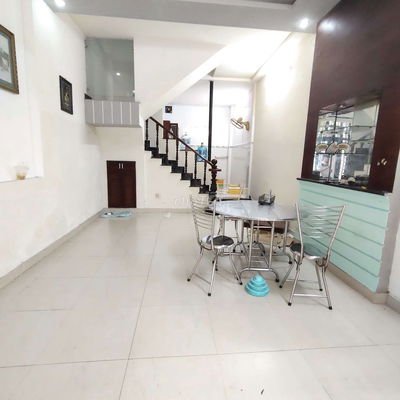 Nguyên căn, 2 lầu, 4x8m, 2pn, 3wc. Có máy lạnh. Giá 7.5tr