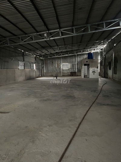 Cho thuê nhà xưởng DT khuôn viên 400m2 nhà xưởng 300m