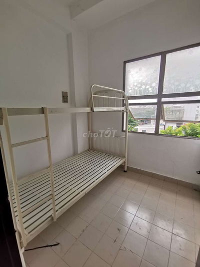 Phòng có cửa sổ lớn, vệ sinh riêng trong phòng