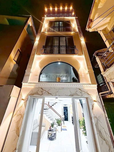 CHO THUÊ NGUYÊN CĂN NHÀ MỚI XÂY, FULL NỘI THẤT, GIÁP Q1. VÀO Ở NGAY.