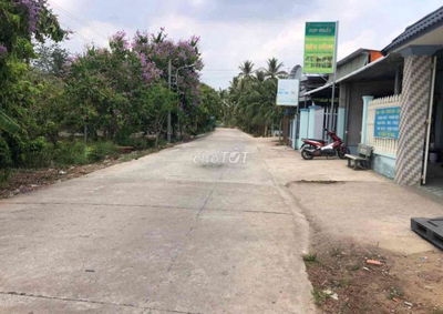 MẶT TIỀN ĐƯỜNG VÀO UBND XÃ LONG ĐỊNH