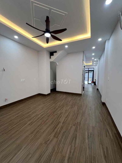 KHU 38HA, NHÀ 5x20 MỚI XÂY XONG, THANG MÁY XỊN