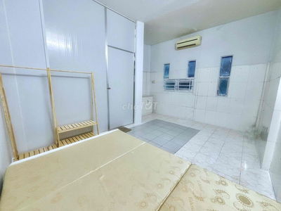 Studio tách bếp, kính thoáng mát