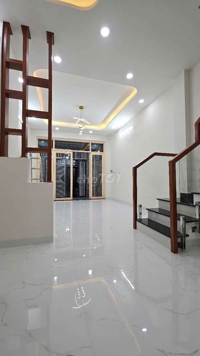 Chính chủ - Nhà mới 4x11m 1 trệt 2 lầu, sân thượng, đường Hoàng Ngân,