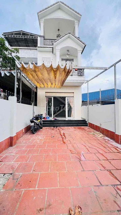 NHÀ RỘNG GẦN TRƯỜNG CẤP 1..2..3. TRỆT 2 LẦU 4PN 3WC. SÂN XE TẢI